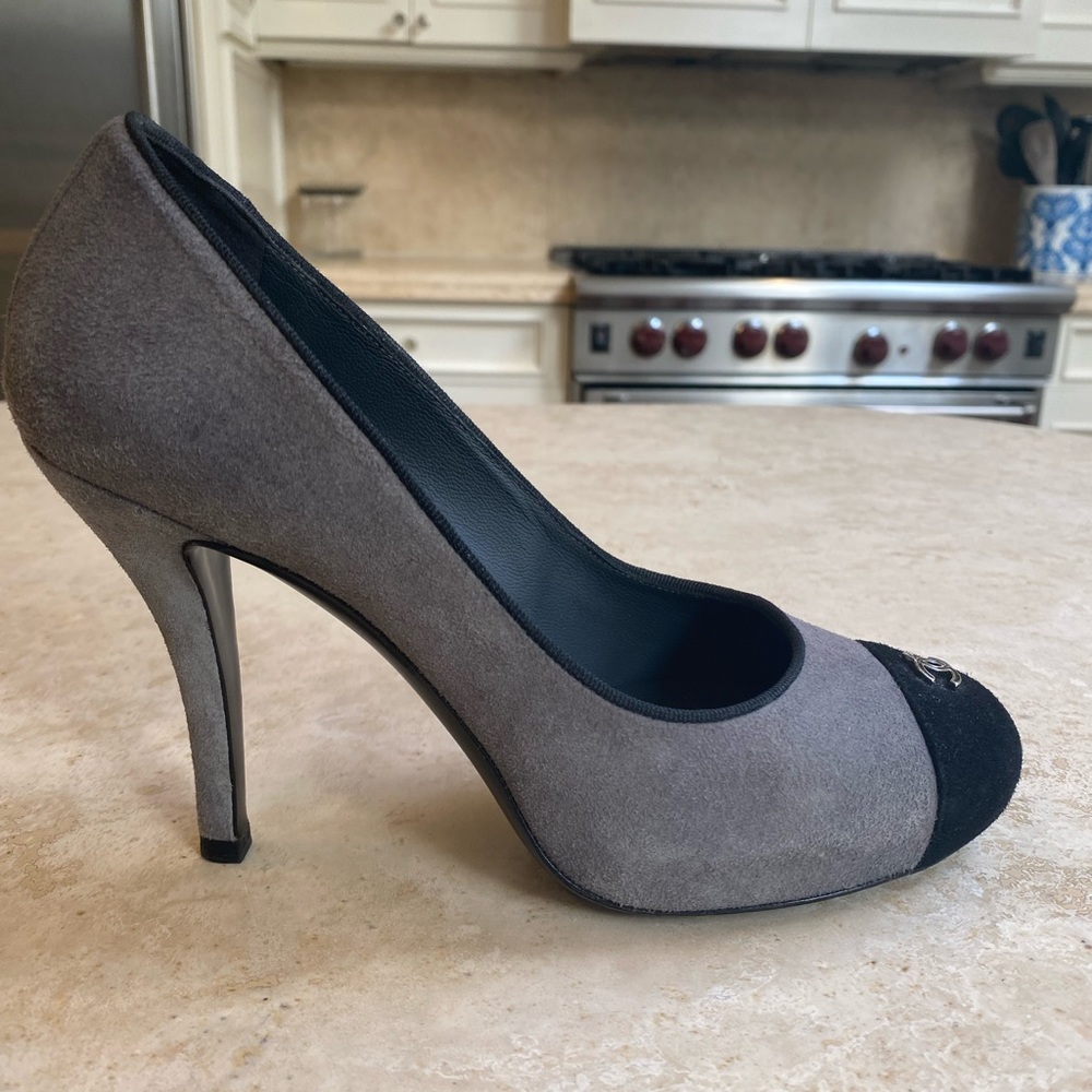 Chanel shoes pumps cc signature suede gray black heels 37
